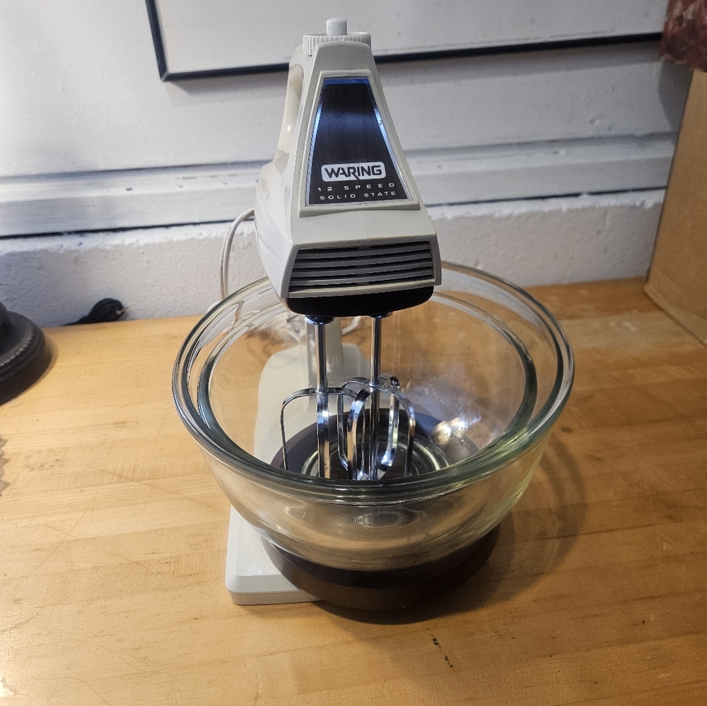 Waring 12 Speed Solid State Hand Mixer w/Stand & 2 Bowls Almond - Tested&Works